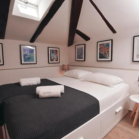 Apartment Old Town 1 *