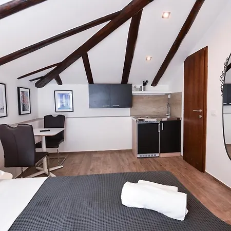 Apartment Old Town 1 *